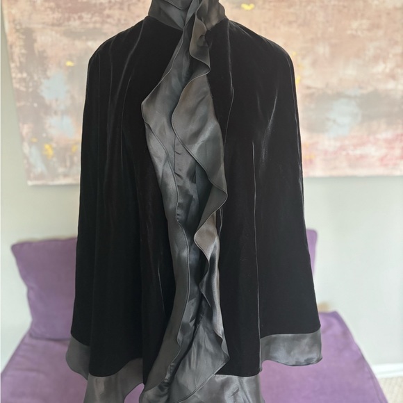 Ilana Wolf Elegant Black Velvet Cape with Black Trim OS - Picture 2 of 10